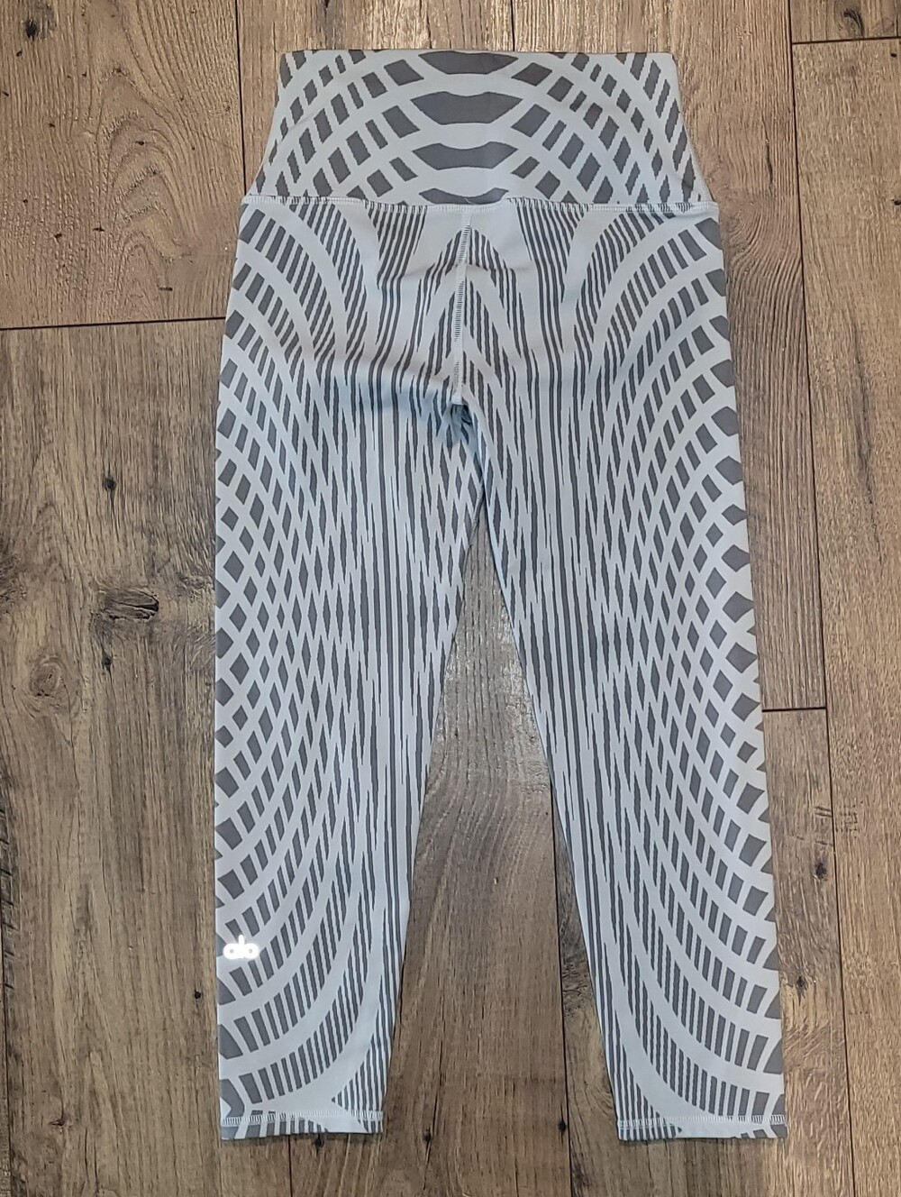 Alo Yoga Airbrush Capri – White Arches - Size Small - Retail $88 - Picture 4 of 5